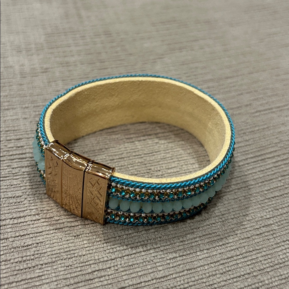 Elegant blue and white beaded Gold Bracelet - magnetic clasp